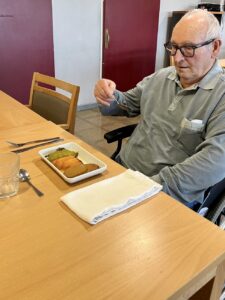 Usuario de La Torreta de Corbera comiendo un plato preformado