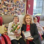 102 Años Josefa Torreta de Corbera. Josefa con la Alcaldesa de Corbera.
